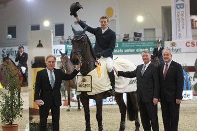 Der Sieger freut sich über seinen ersten Grand Prix-Sieg, Veranstalter Herbert Ulonska (l.), Wilfried Horn (Brauerei Lübz) und Landstallmeister Jürgen Müller (r.) gratulieren. Foto: Wego 